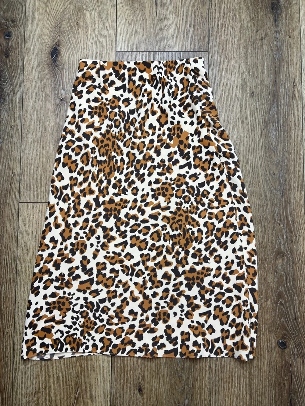 Aritzia Babaton Leopard Print Midi Skirt Size 2